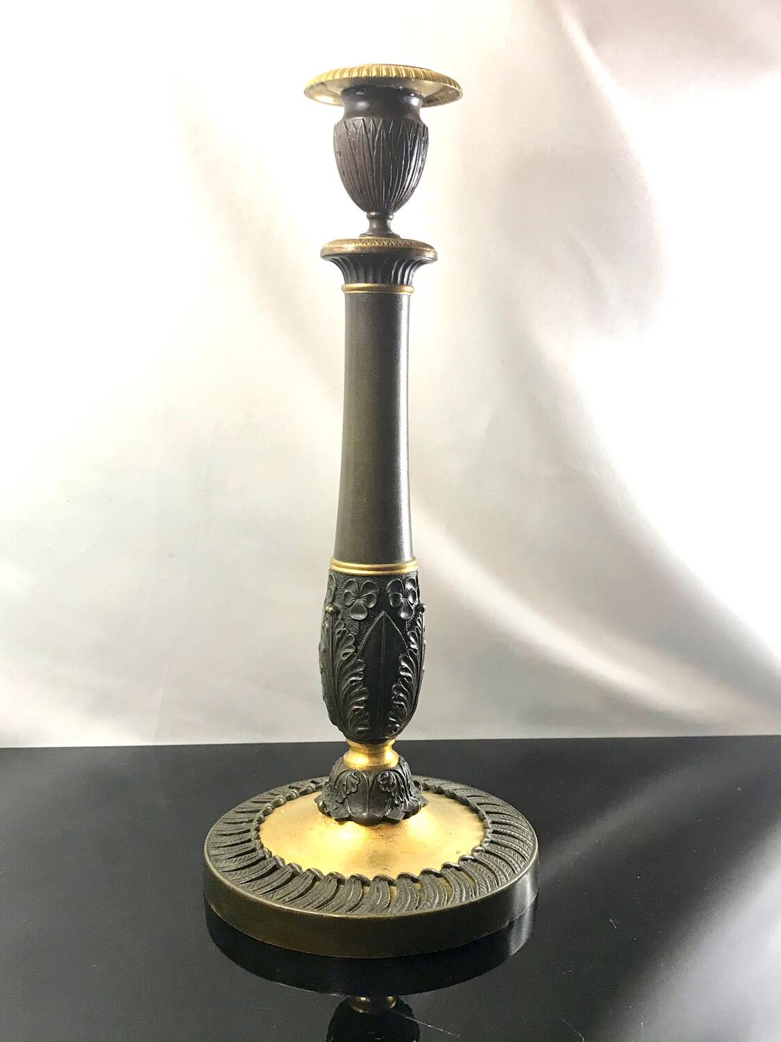 Fantastischer Bronze Kerzenleuchter mit dunkler Patina Feuervergoldung um 1800 Empire Frankreich ungewöhnliches Design, beautiful french ormolu and dark patinated bronze candlestick