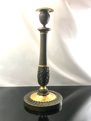 Fantastischer Bronze Kerzenleuchter mit dunkler Patina Feuervergoldung um 1800 Empire Frankreich ungewöhnliches Design, beautiful french ormolu and dark patinated bronze candlestick