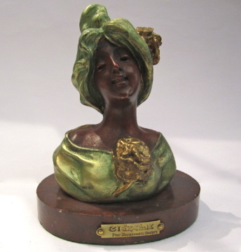 Kleine Büste einer jungen Frau Jugendstil um 1900 signiert `Rousseau´ small signed art nouveau bust of a young woman