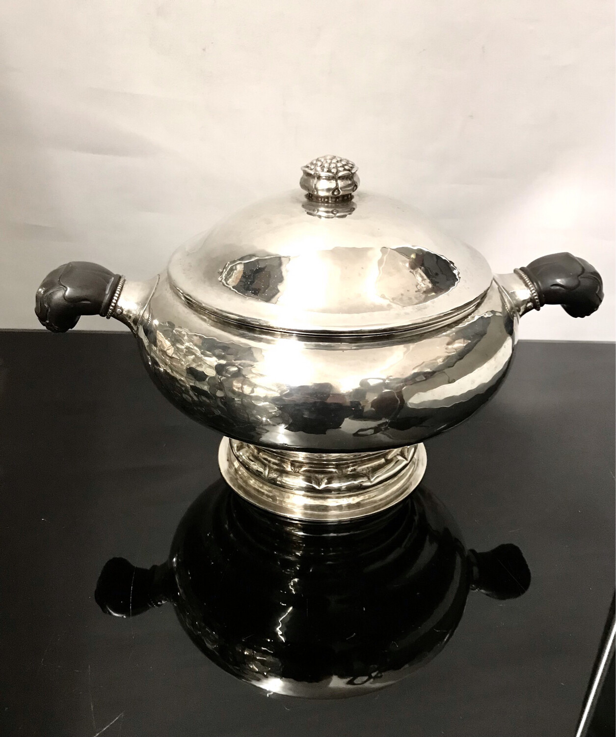 Terrine mit Deckel 830 Silber Dänemark 1919 mit geschnitzten Holz Griffen C.F. Heisse, stylish danish solid silver terrine with lid early Art Deco carved wooden handles