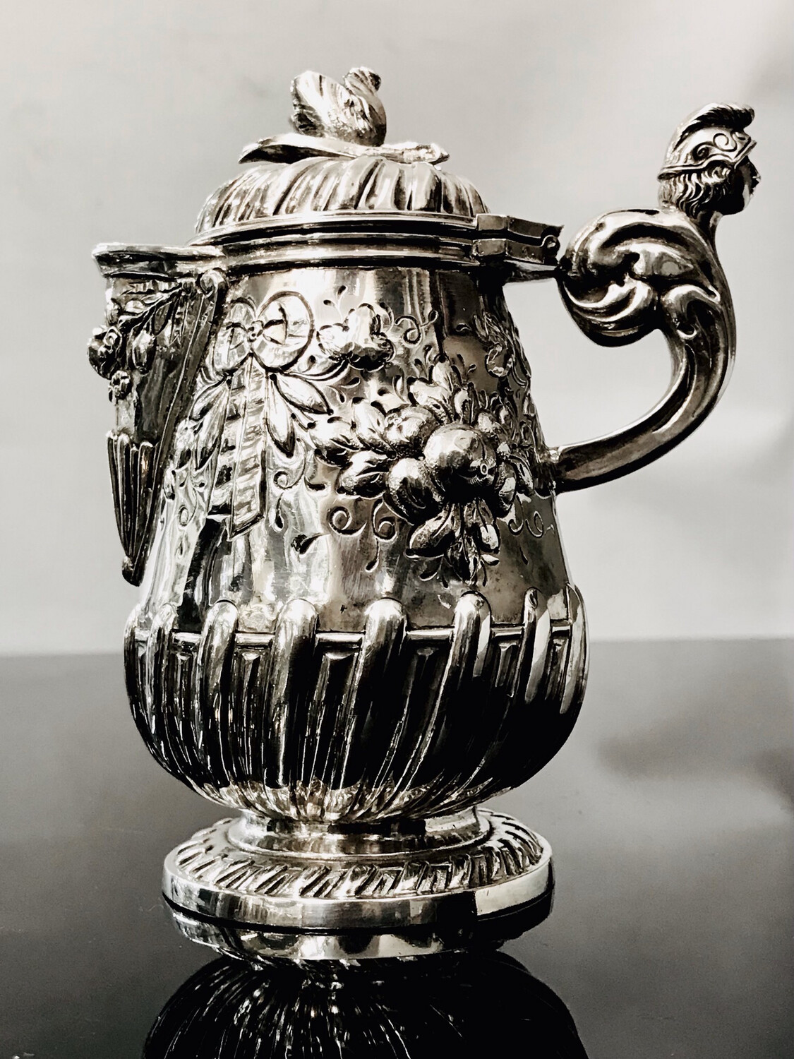 Weinkanne mit Deckel Silber Frankreich, auch Historismus PunzenHanau ? um 1850 Repoussé Arbeit im Barockstil , silver wine pitcher with lid french hallmarks, may be Hanau makings too, baroque styl