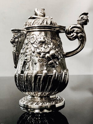 Weinkanne mit Deckel Silber Frankreich, auch Historismus PunzenHanau ? um 1850 Repoussé Arbeit im Barockstil , silver wine pitcher with lid french hallmarks, may be Hanau makings too, baroque styl