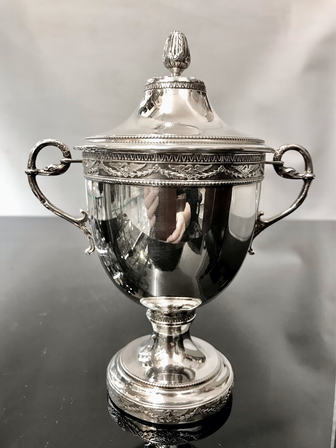 Deckeldose Zuckerdose Pokal mit Deckel Empire Stil 950 Silber Frankreich um 1900 Dekoration mit Schwänen, silver trophy shaped pot dish sugar bowl with lid swan design 