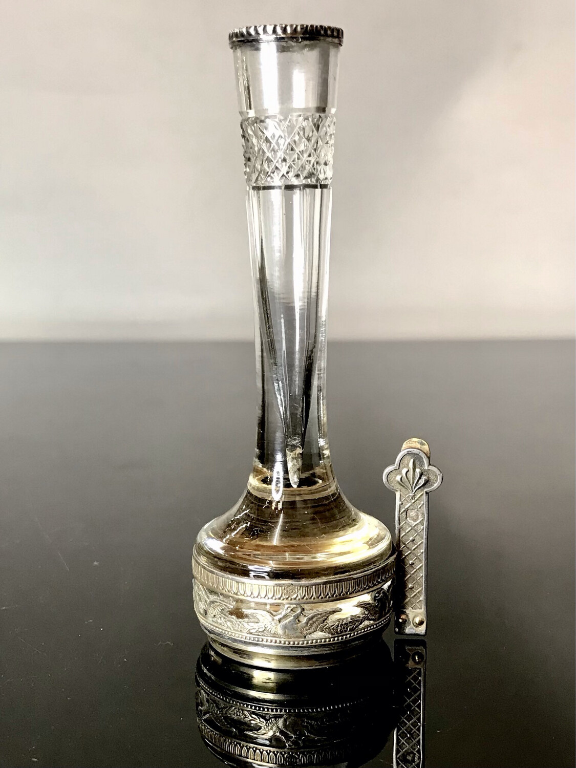 Vase mit Platzkartenhalter Soli fiori 950 Silber Glas im Empire Stil um 1900 , silver and glass single flower vase with name card holder