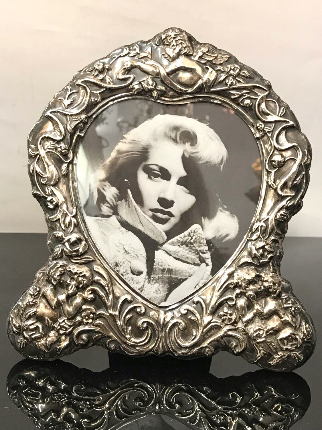 Photo frame 925 sterling silver England British hallmarks for 1990 with baroque Amor cupido putti angels heart-shaped in the antique style 