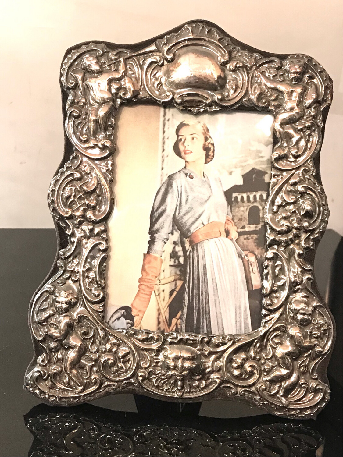 Frame for photo 925 sterling silver Great Britain England 1990 with putti angels on dark blue velvet