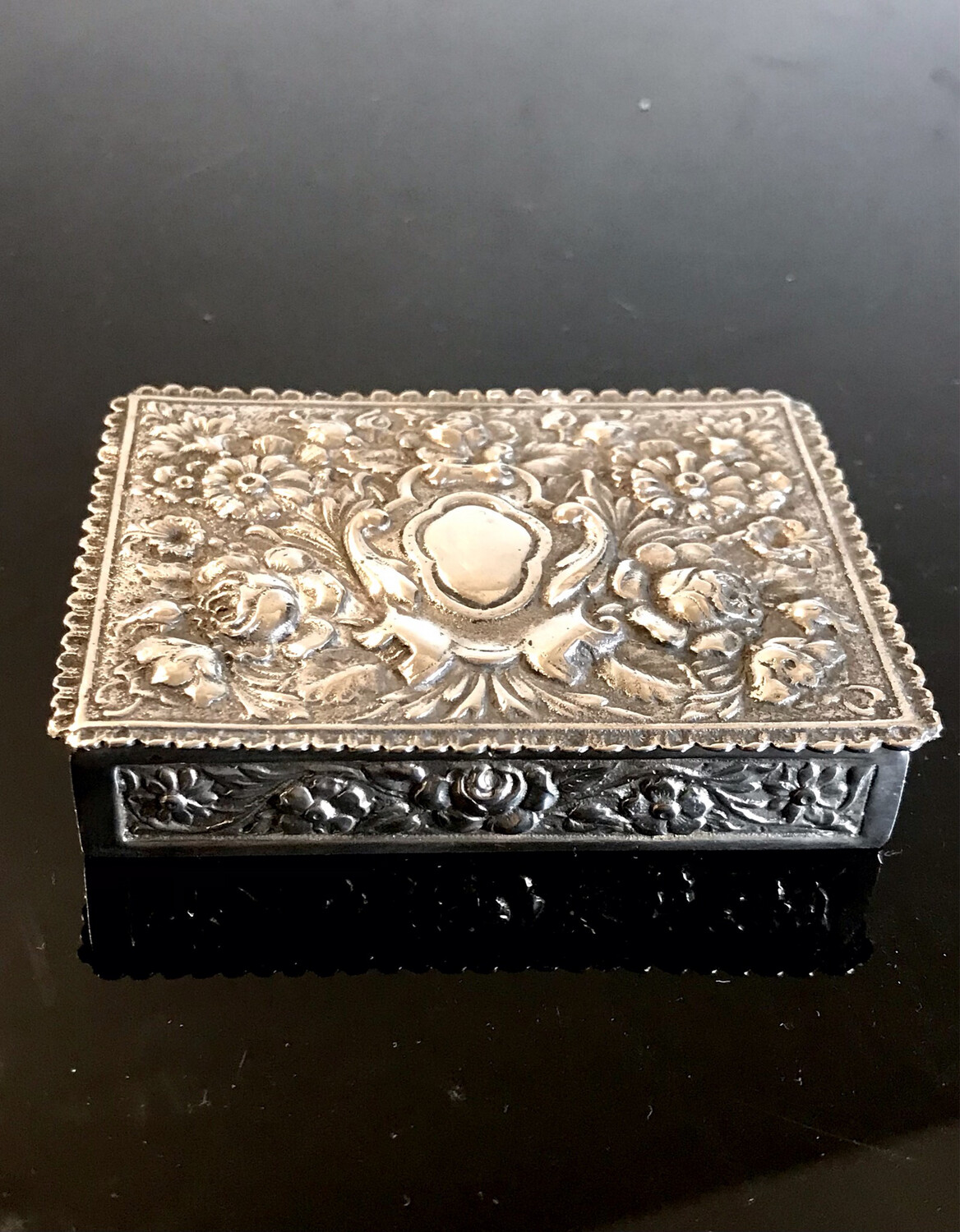 Dose Etui in Silber innen vergoldet rechteckig mit plastischen Rosen Dekoration Spanien um 1930, silver box Spain decorated with embossed roses