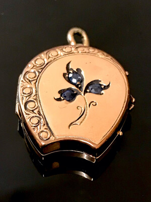 Medaillon 585 rotes Gold Hufeisenförmig mit blauen Saphiren als Kleeblatt für Glück um 1910 deutsch, German 14 ct gold locket lucky charm horseshoe shape blue saphires