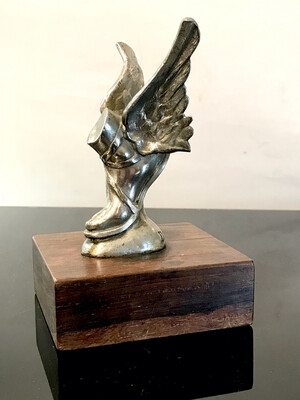 Kühlerfigur Fuß von Hermes vernickelte Bronze auf Holz Sockel montiert, Déposé