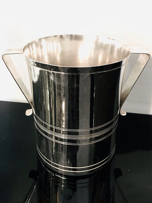 Champagne cooler bottle cooler, wine cooler champagne cooler from the French brand Ercuis Art Deco silver-plated metal around 1925 with triangular handles on the sides, clear, straightforward shape