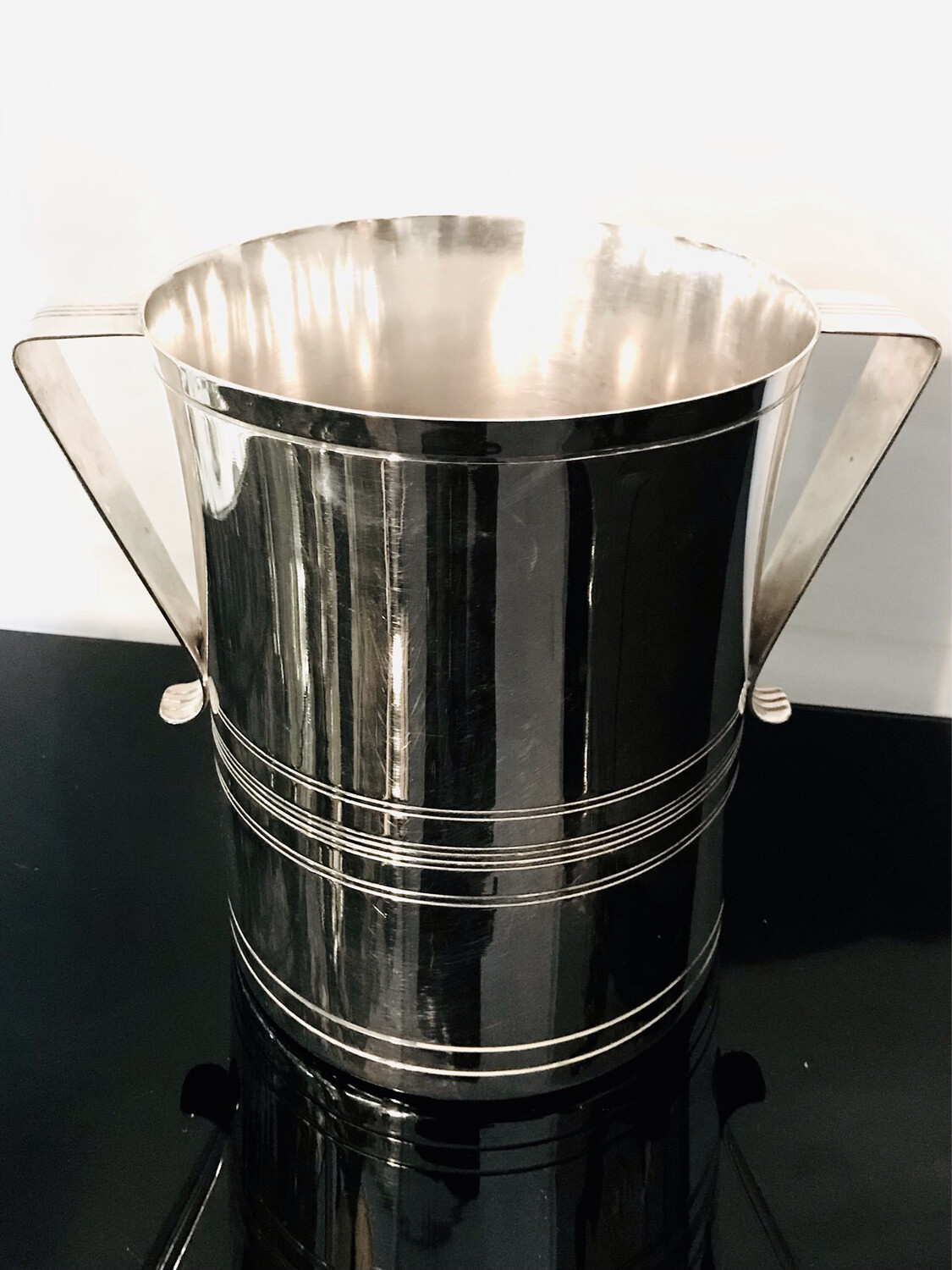 Champagne cooler bottle cooler, wine cooler champagne cooler from the French brand Ercuis Art Deco silver-plated metal around 1925 with triangular handles on the sides, clear, straightforward shape
