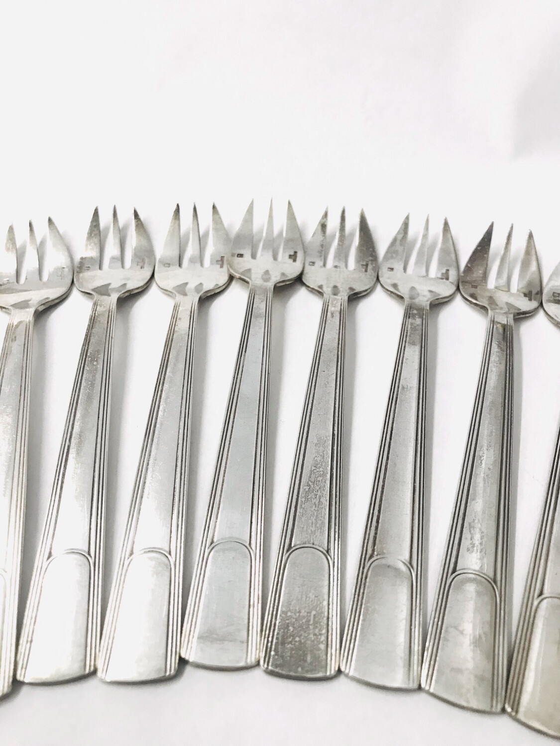 Austerngabeln 12 Stück Christofle Gabon versilbert 1937 Weltausstellung Design Fjerdingstad, Art Deco silver plated oyster forks 