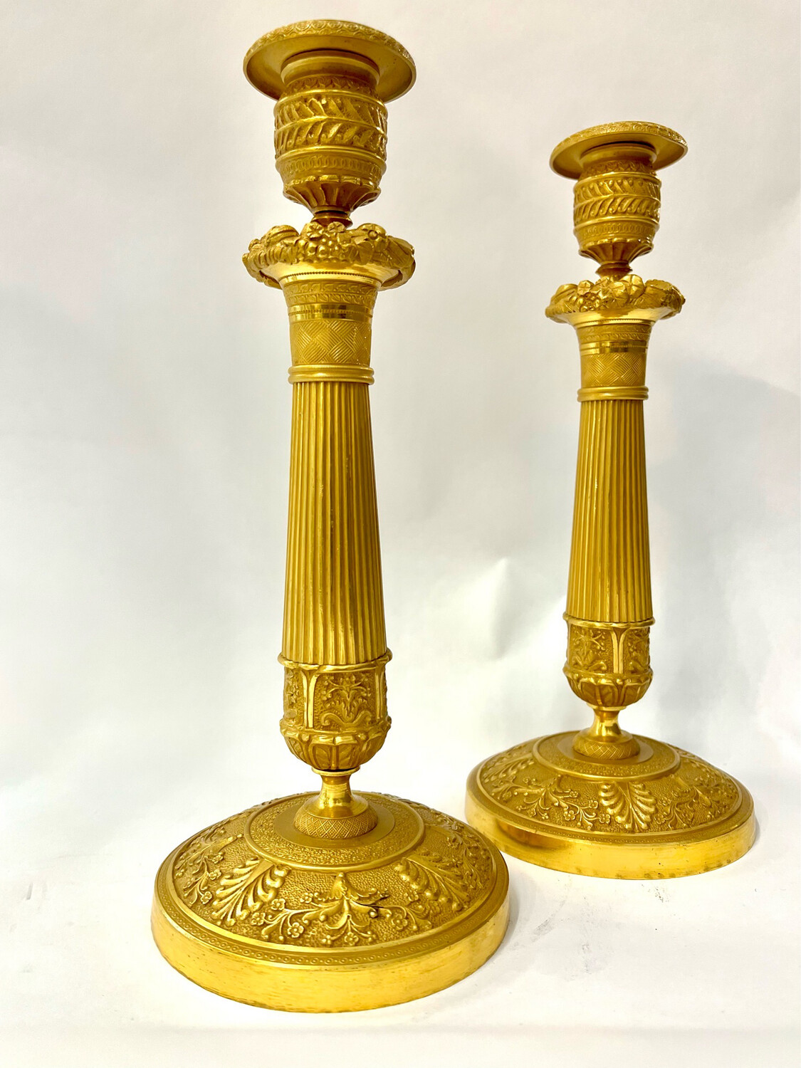 Kerzenleuchter Paar Bronze feuervergoldet um 1830/ 1840 Frankreich, pair of bronze ormolu candlesticks France Charles X