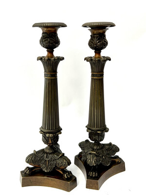 Paar Kerzenleuchter dunkel patinierte Bronze mit Löwenfüssen  Frankreich um 1840 Charles X, pair of bronze dark patinated candlesticks with lion feet victorian 