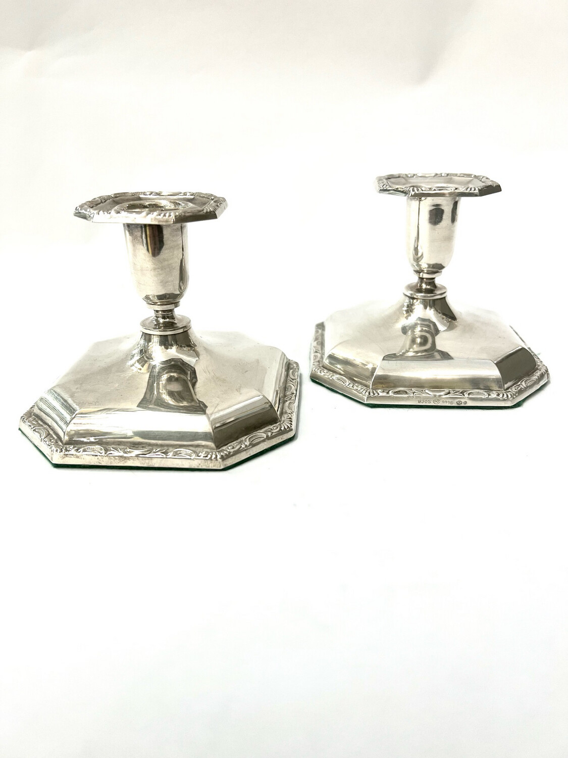 Kerzenleuchter 830 Silber Paar Schweden 1912 achteckiger Fuß niedrig, glatter Corpus mit dekoriertem Rand, pair of low silver candlesticks Sweden octagonal base plain body with decorated edge