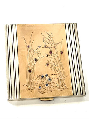 Powder compact box silver gold with gemstones in engraved design of birds in reeds 1940/50 very elegant in the style of Boucheron with square rubies as push button Art Deco, mirror with bevelled glass, the powder grid is still there 