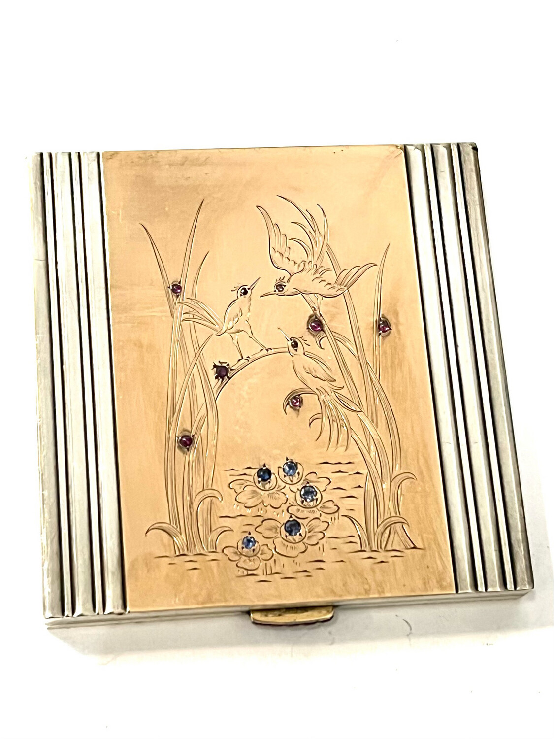 Puderdose Silber Gold mit Edelsteinen edles Design gravierte Vögel im Schilf beim Wasser um 1940/50 im Stil von Boucheron mit eckigen Rubinen als Druckknopf Art Deco 