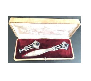 Brieföffner und Siegel Petschaft in der originalen Schatulle unbenutzt, fantastisches Design Jugendstil um 1910 Frankreich versilbertes Metall mit Hämatit besetzt