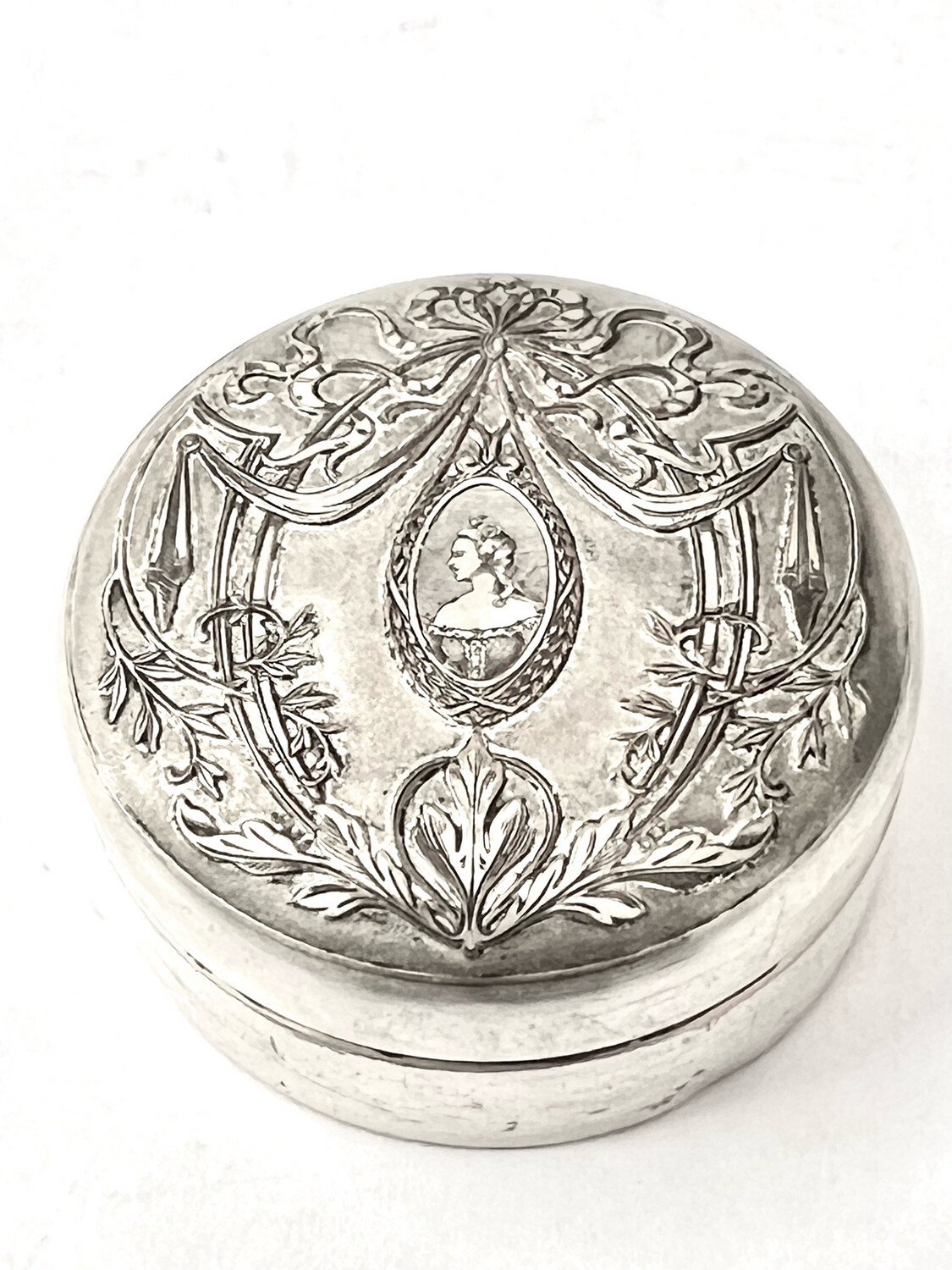 Box with lid around 1900, silver-plated Sheffield plate in the style of the 18th century