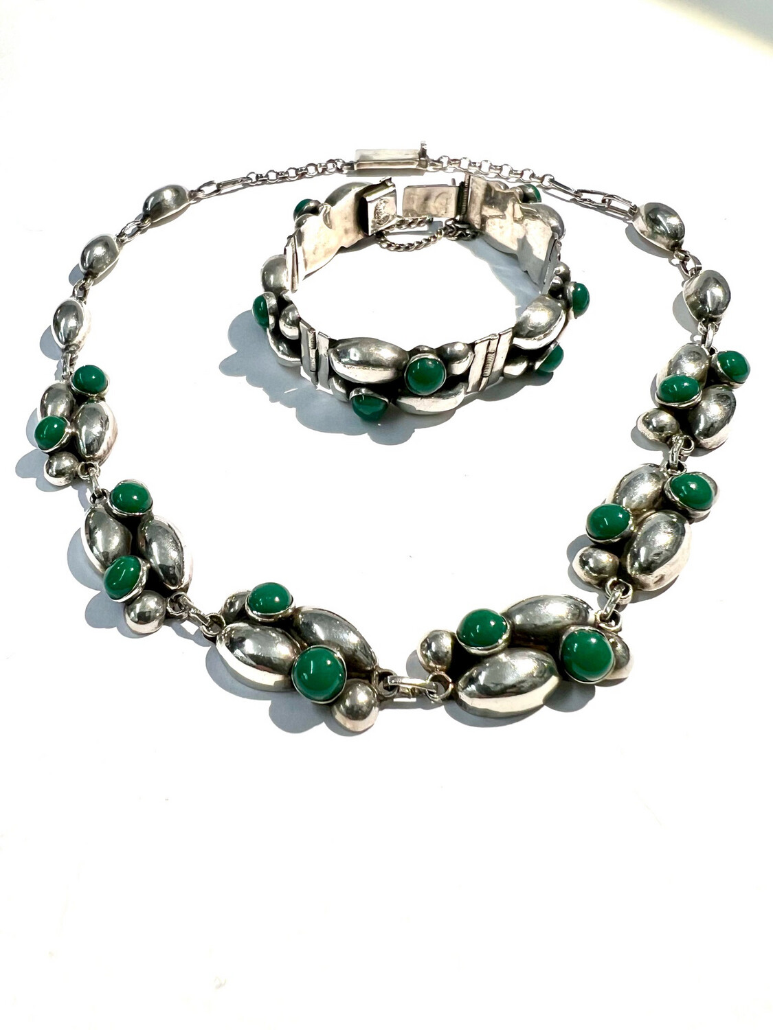 Parure Mexico Taxco Mexico necklet necklace with matching bracelet 925 silver green agate cabochons, Art Deco, very attractive design of this jewellery set in the style of Georg Jensen