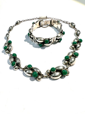 Parure Mexico Taxco Mexico necklet necklace with matching bracelet 925 silver green agate cabochons, Art Deco, very attractive design of this jewellery set in the style of Georg Jensen
