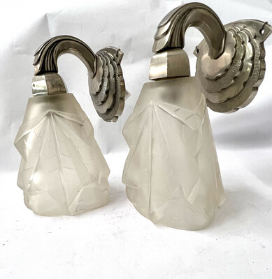 Pair of wall lamps Art Deco brand Degué France 1920/30s nickel-plated metal, the glass shades made of pate de verre are signed and geometrically shaped