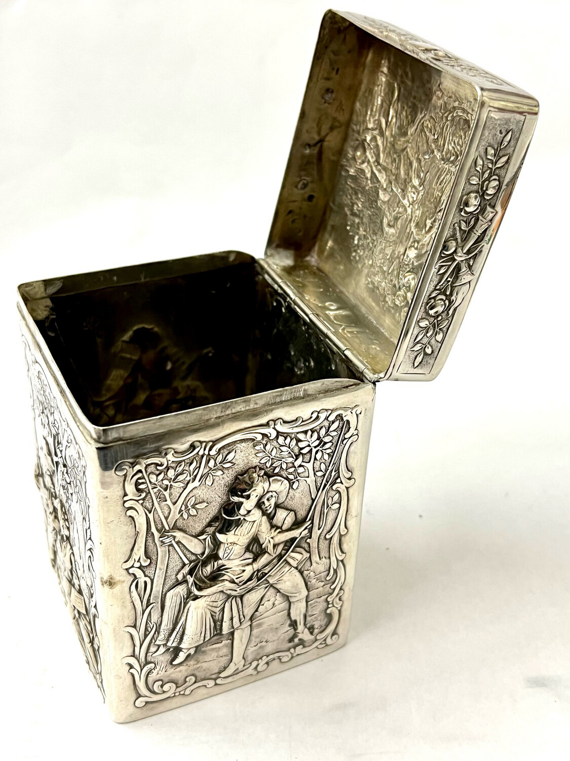 Tea caddy 800 silver Germany around 1900 in the Rococo style, solid work, with reliefs on 4 sides in the manner of Watteau