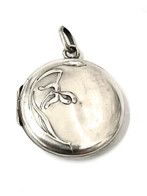 Locket medaillon hinged to open for photos silver with flower design art nouveau France ca. 1900 round shape amulet 