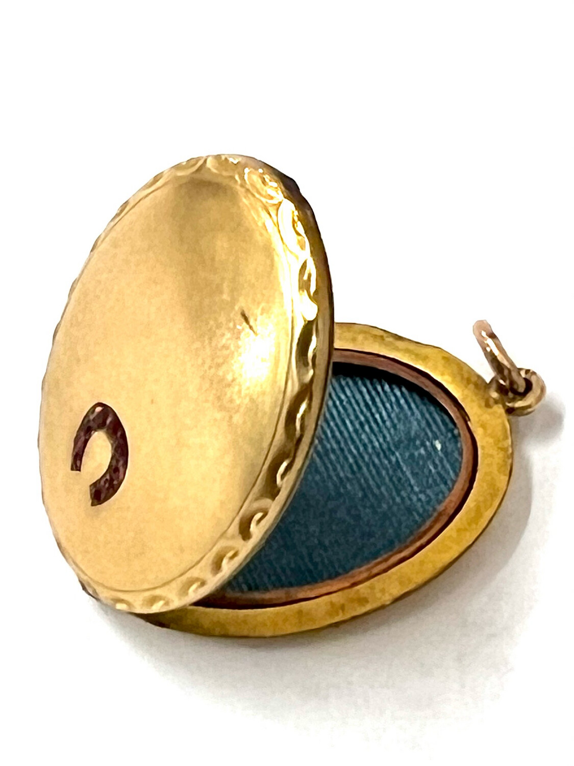 Gold-plated locket medallion to open with horseshoes made of small garnets around 1915 Germany oval shape amulet 