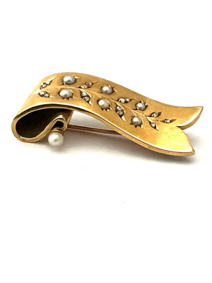 Brosche 750 Gold mit Diamantrosen und Perlen um 1860 Frankreich in der Form einer Schriftrolle oder Buchrolle 
