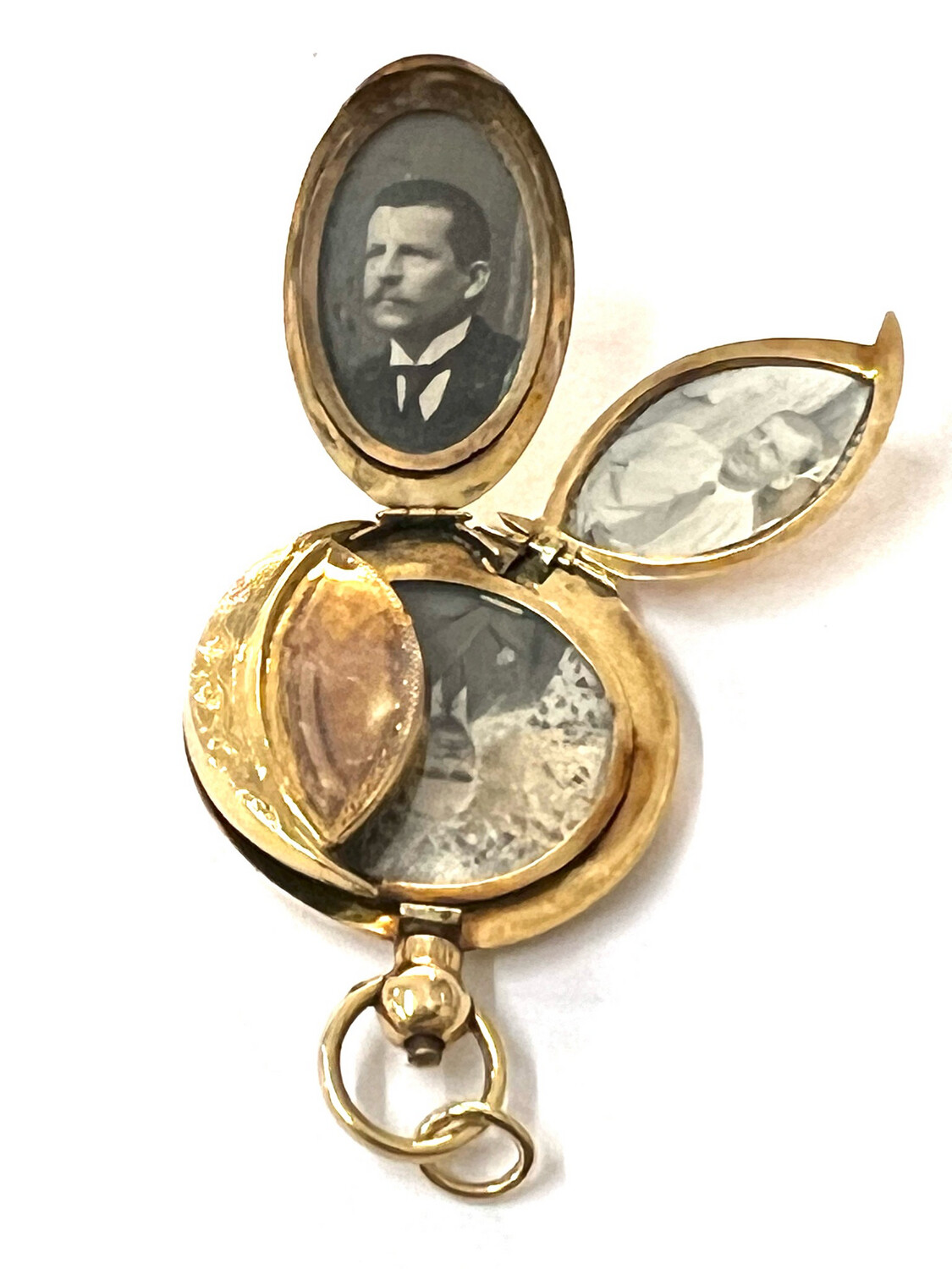 Unique medallion in 585 gold, unusual opening divided into four sections , opens 3 parts, each with a medallion for a photo, has the shape of a pocket watch Austria 19th century