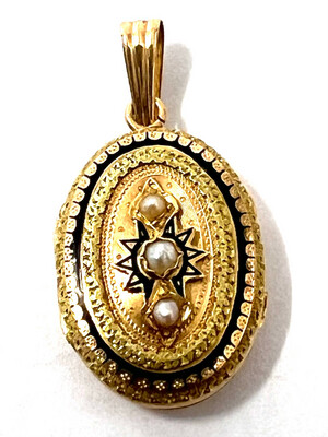 Medallion is made of 750 gold with pearls and enamel from the 19th century made around 1870 in France