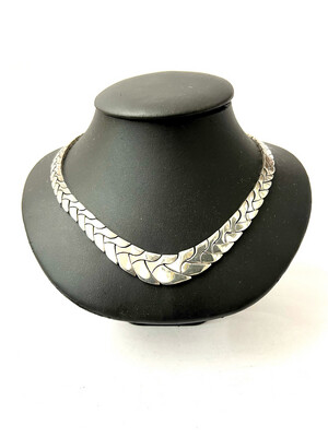 Necklace collier worked from solid heavy silver made in Mexico, a so-called puzzle chain with a graduated design made of interesting chain links, looks modern and very attractive, 99.5g