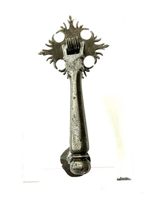 Door knocker with original nail for counter-striking made of wrought iron by hand in the Middle Ages, it is original, antique, Gothic around 1450 of french origin