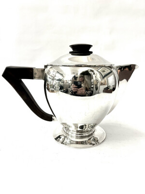 Teapot made of 950 silver France Art Deco around 1920 silversmith Pierre Cavard attractive design with a round body 