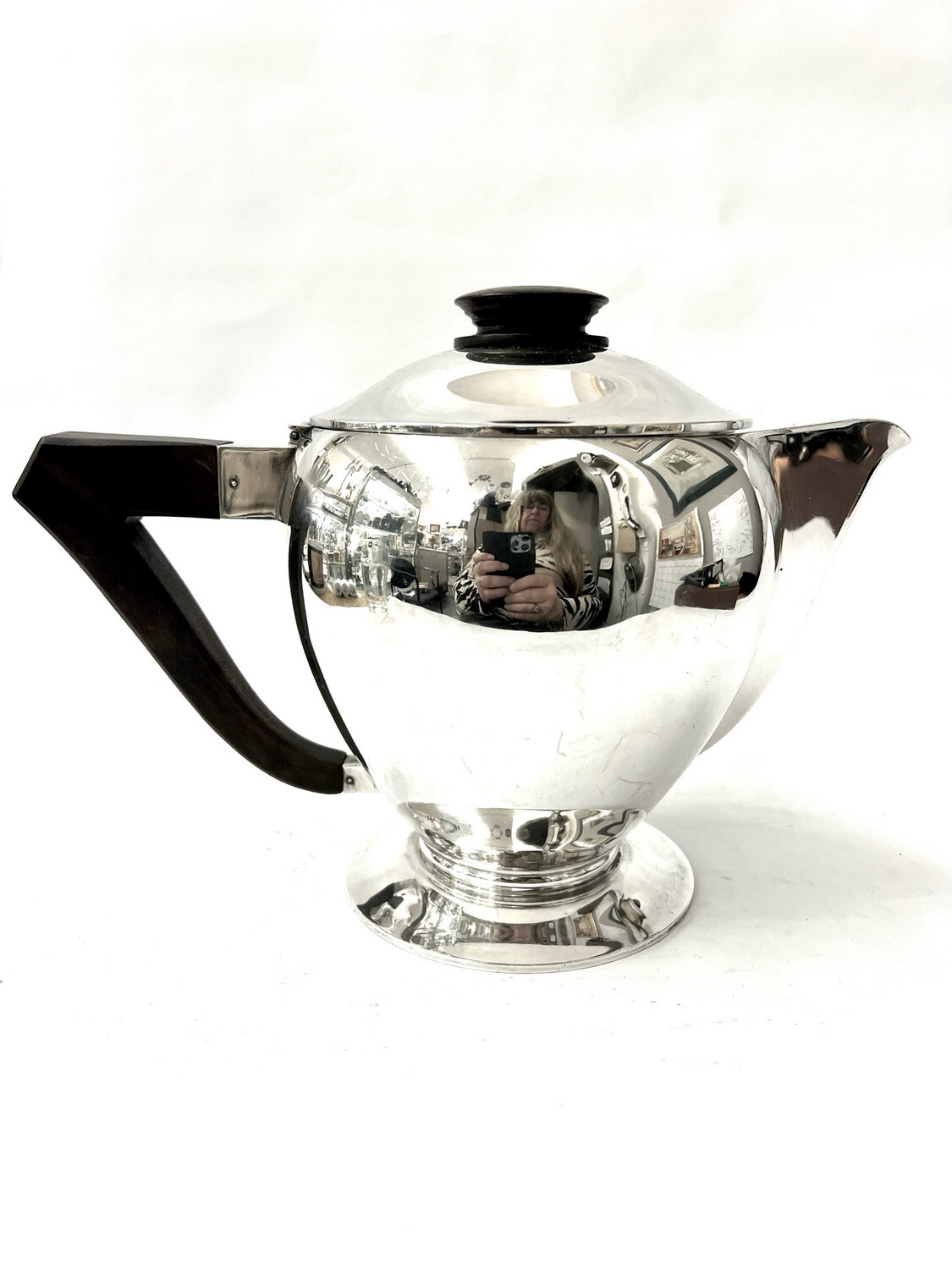 Teapot made of 950 silver France Art Deco around 1920 silversmith Pierre Cavard attractive design with a round body 