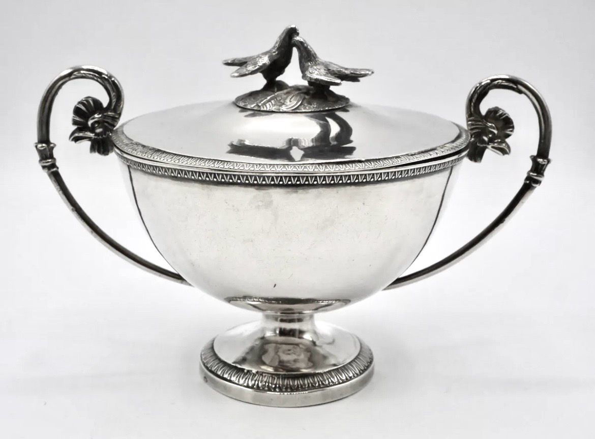 Zuckerdose Deckeldose Silber Frankreich Empire 1809-1819, Paar plastische Tauben als Deckelgriff , Handhaben mit Hahnköpfen , frühes 19.Jahrhundert 