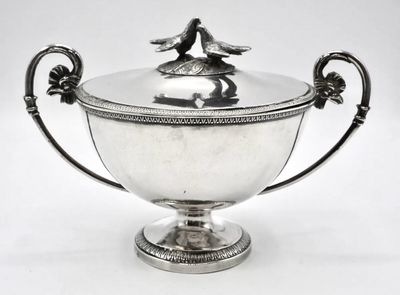 Zuckerdose Deckeldose Silber Frankreich Empire 1809-1819, Paar plastische Tauben als Deckelgriff , Handhaben mit Hahnköpfen , frühes 19.Jahrhundert 