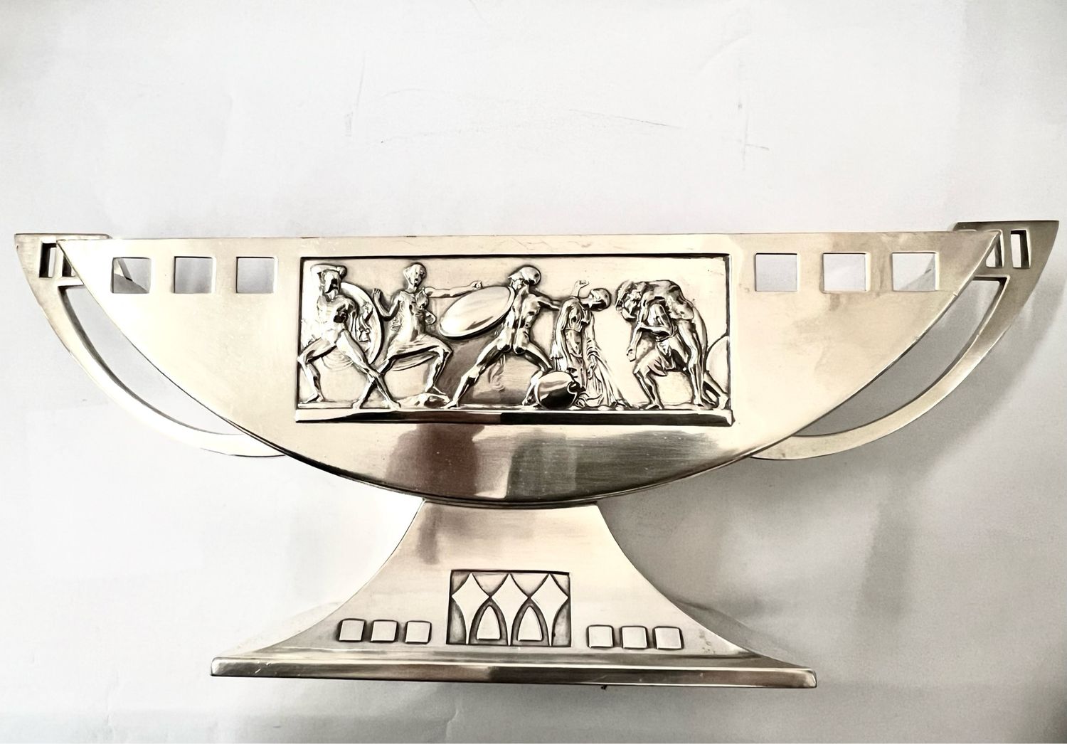 Large Jardiniere WMF around 1905 silver-plated Model 34 cube pattern, with plaques with scenes in ancient Greek style