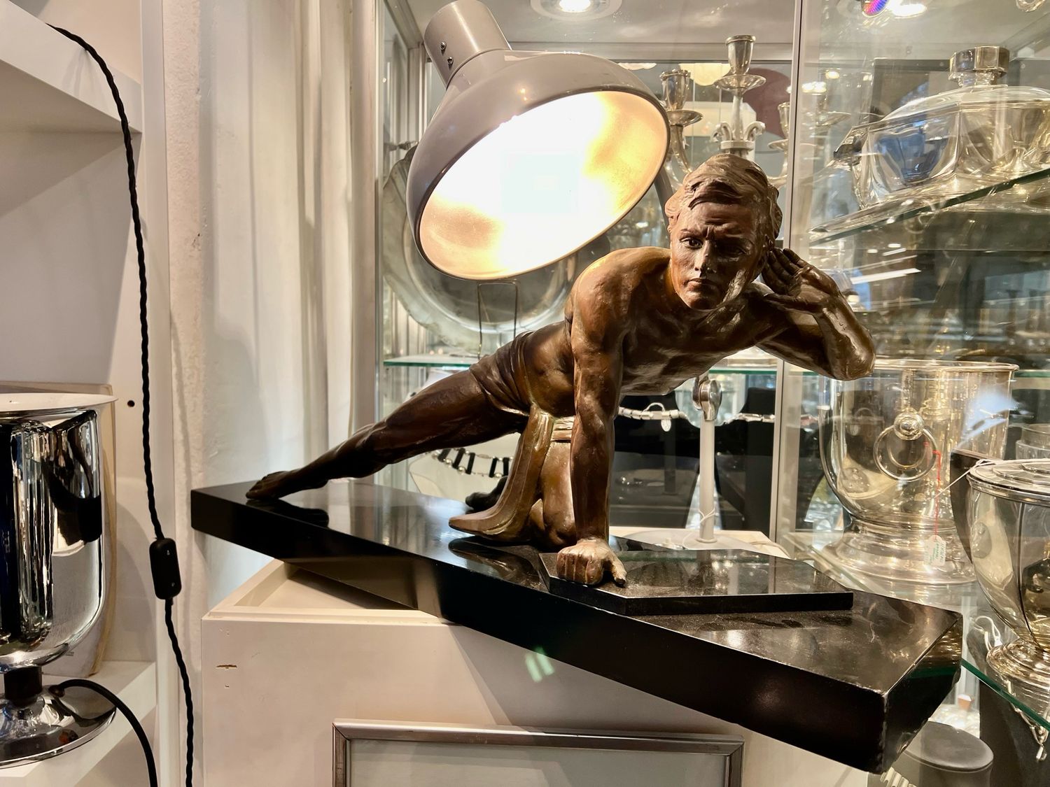 Große Skulptur Jean de Roncourt „Le Guetteur“ Mann Art Deco auf schwarzem Marmor signiert 