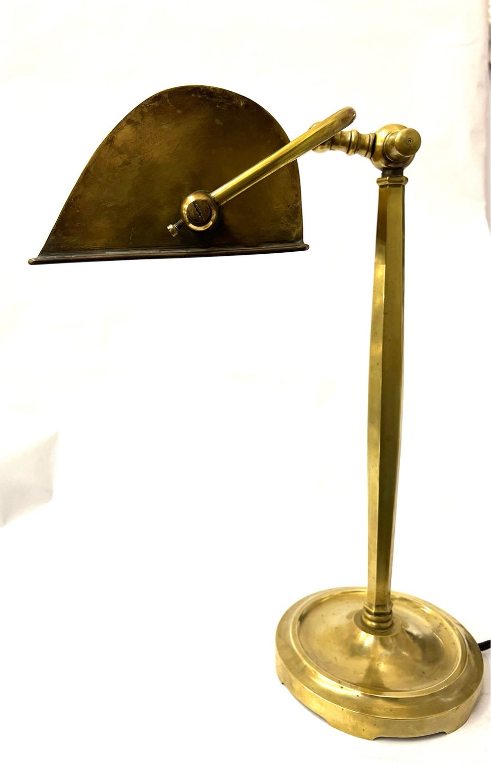 Hohe Bronze Schreibtischlampe, Tischlampe mit beweglichen Schirm Art Deco Frankreich 1920‘er Jahre Deckenfluter , Bankers Lampe 