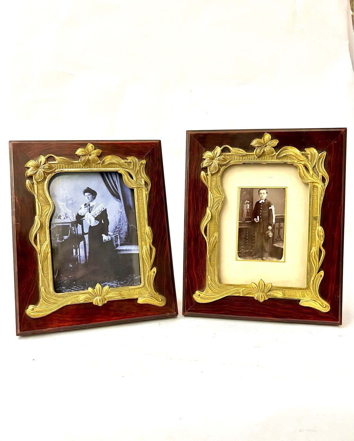 Paar Jugendstil Fotorahmen um 1900 Holz mit Iris Blüten Dekor aus Bronze 