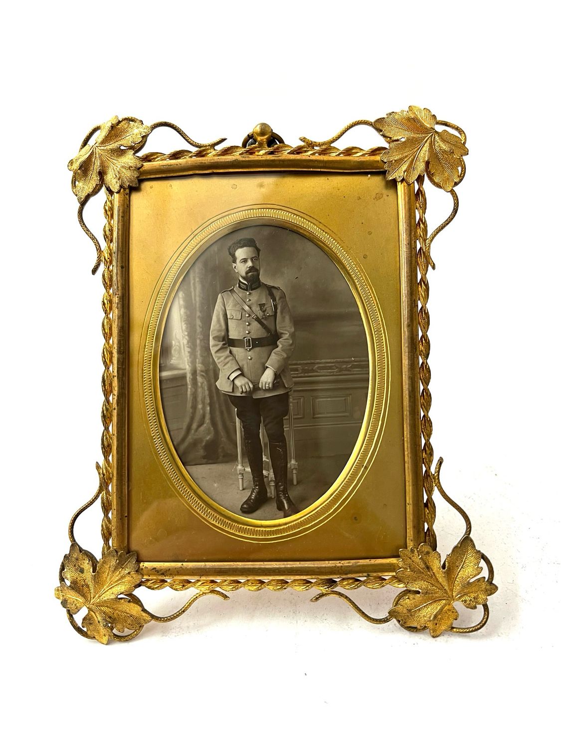 Photo frame Art Nouveau metal brass gold plated vine leaf decor around 1900 with stand or for hanging oval passepartout