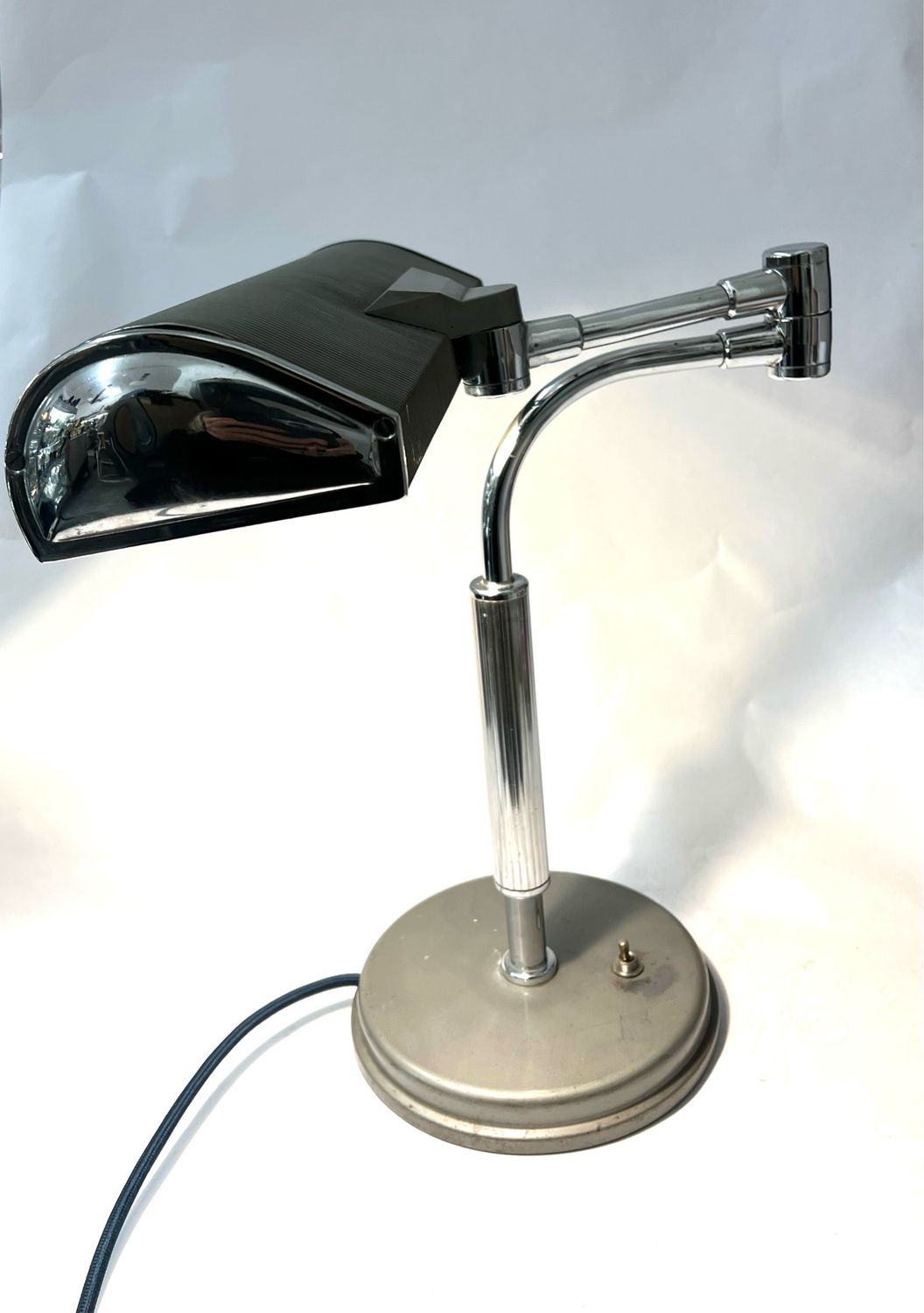 Große Schreibtischlampe Marke Jumo Frankreich Design Eileen Gray zugeschrieben, beweglicher Doppelarm für optimale Verwendung des Lichts Art Deco 30‘er Jahre Chrom , Aluminium ,schwerer Standfuß 