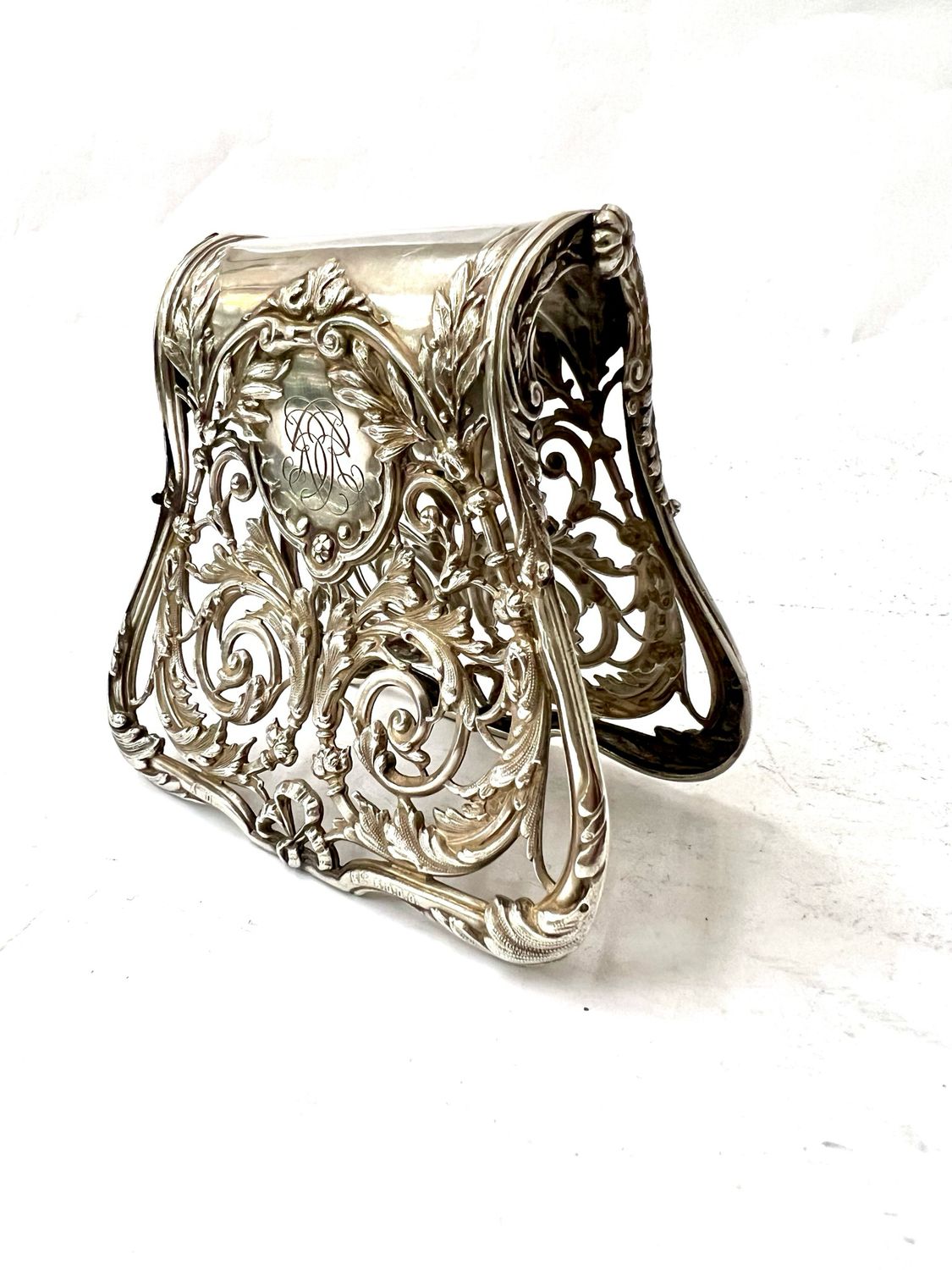 Rare silver tongs or grippers for bread, asparagus, meat , croissants or... made in France around 1900 with rocaille design, swan hallmark plus makers marks , signed A.D., brevete S.D.G.D. perfect shape for the hand to get hold of something to grasp