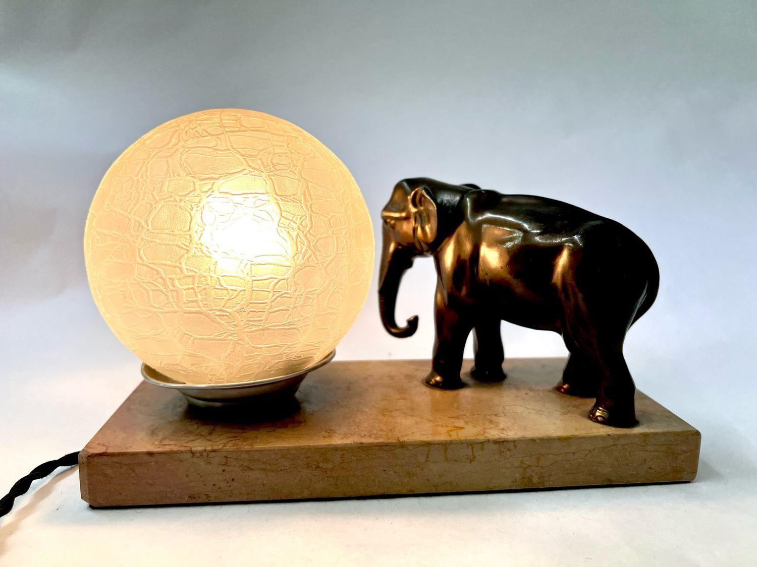 Tischlampe, Lampe  mit Elefant mit krakele Glaskugelschirm Art Deco auf Marmorsockel   