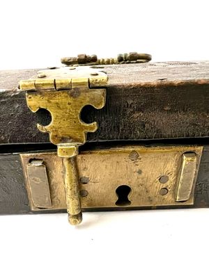 Antike Kiste Holz mit Leder bezogen, mit Mustern geprägtes Leder  17.Jahrhundert  , originale Bronze Beschläge, original Zustand 