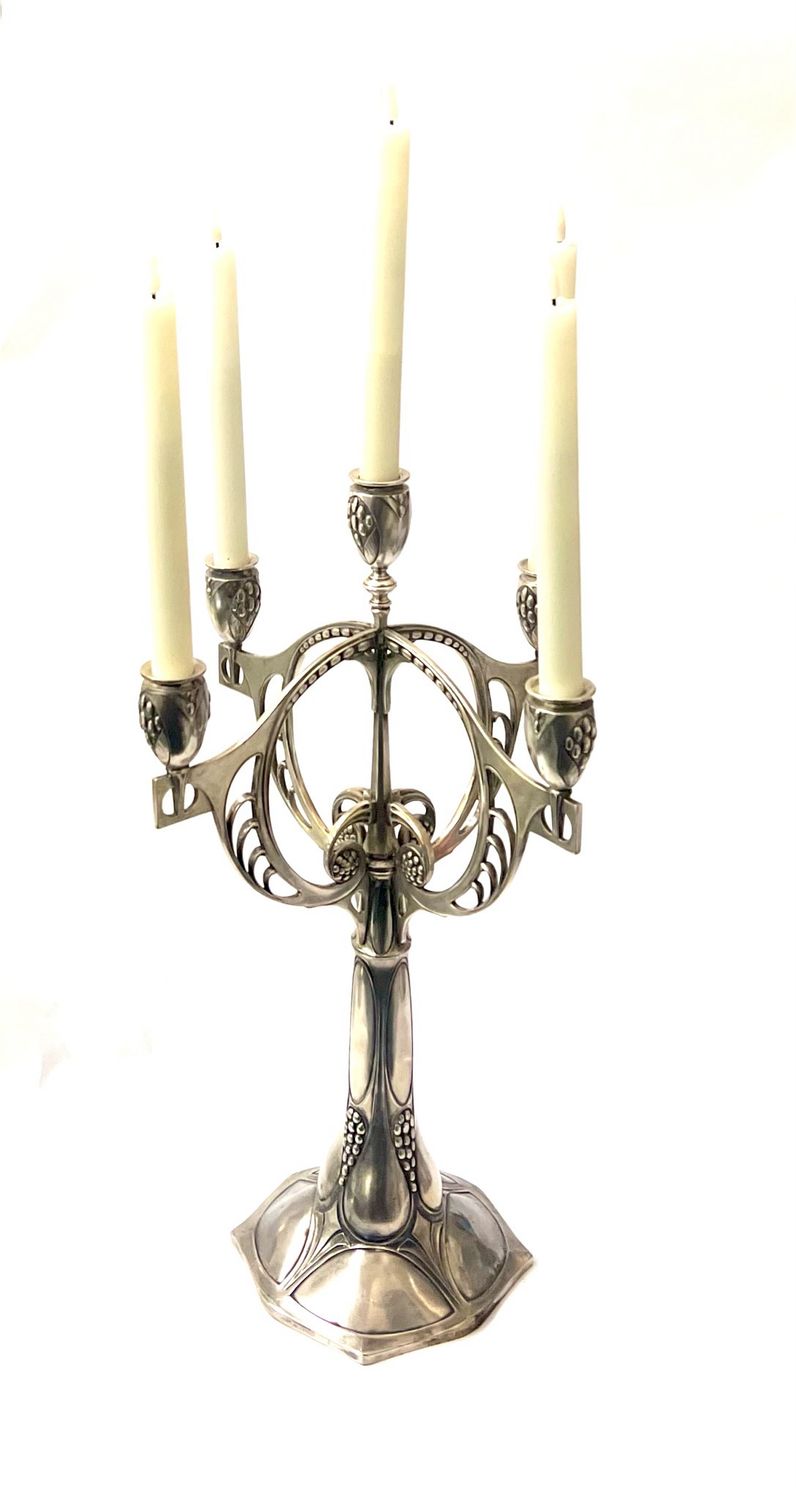 Beeindruckender 50 cm hoher Jugendstil Kandelaber für 5 Kerzen hergestellt um 1905 Zinn versilbert , wahrscheinlich Urania Niederlande 