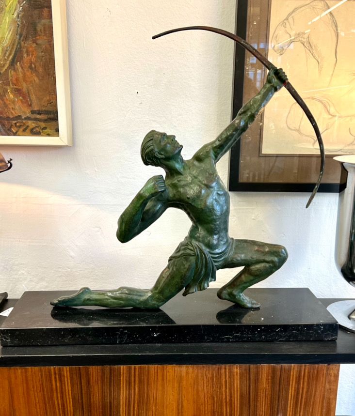 Sculpture of an archer bronzed white metal Art Deco 1920s - 1930s on a black marble base