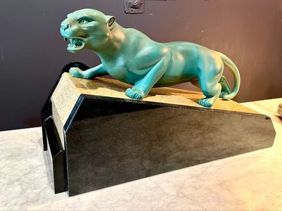 Art Deco Skulptur eines Panthers von Guy Débe grün patiniertes Metall auf sehr schönem Marmorsockel 